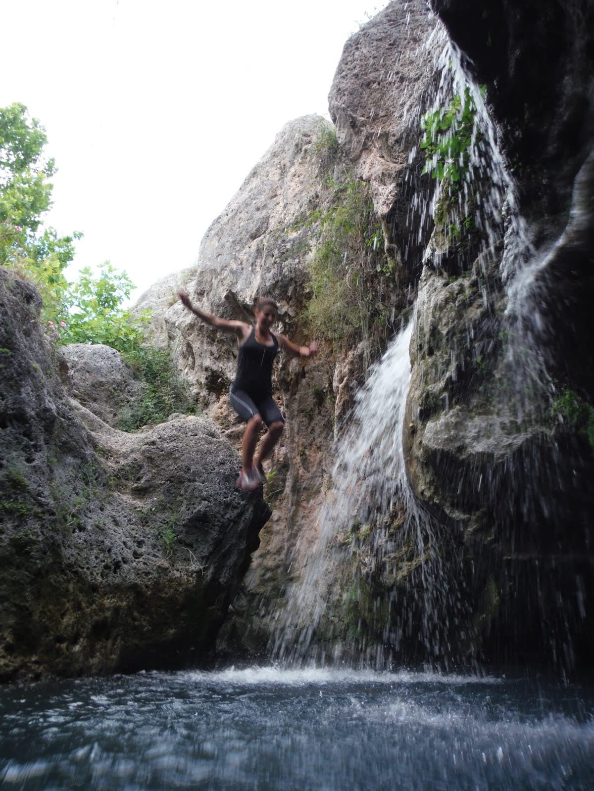 cris saltando a las poza anna.jpg